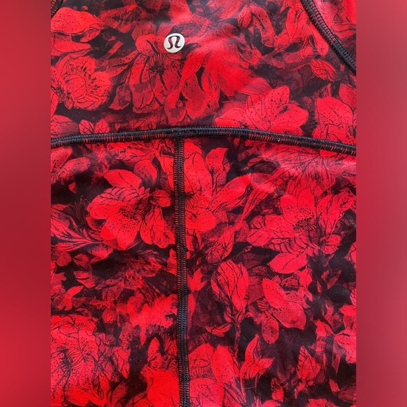 Like new Lululemon crop legging - Picture 5 of 6